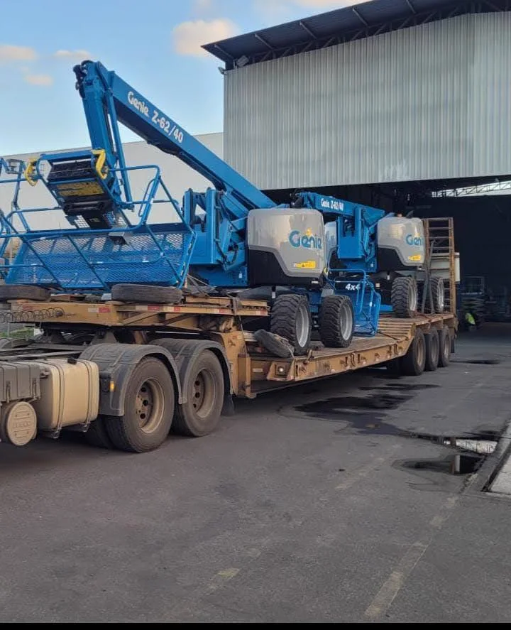 Plataformas elevatórias preparadas para transporte
