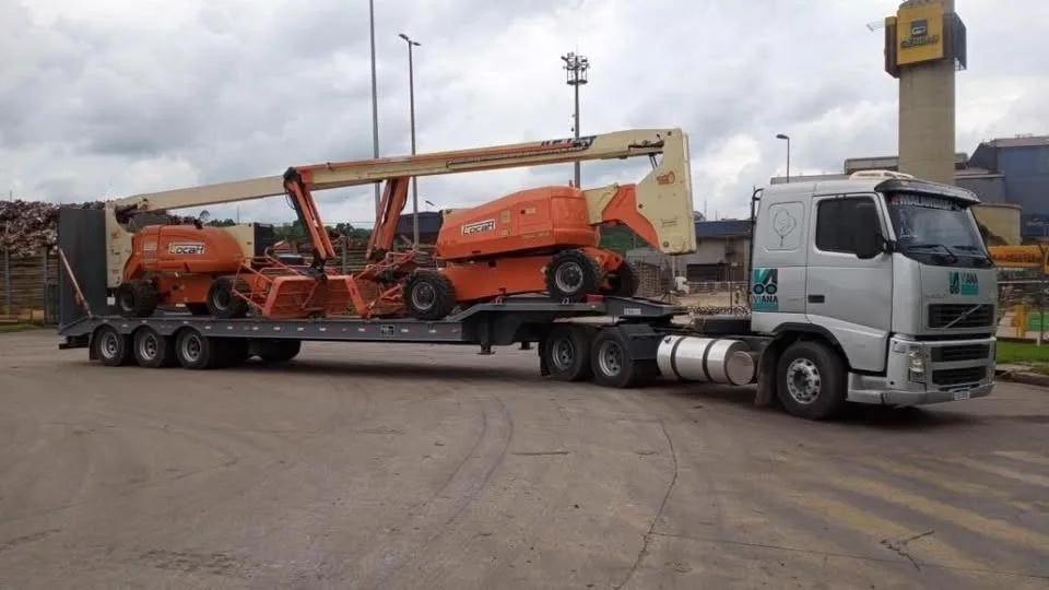 Caminhão especializado em transporte de equipamento industrial