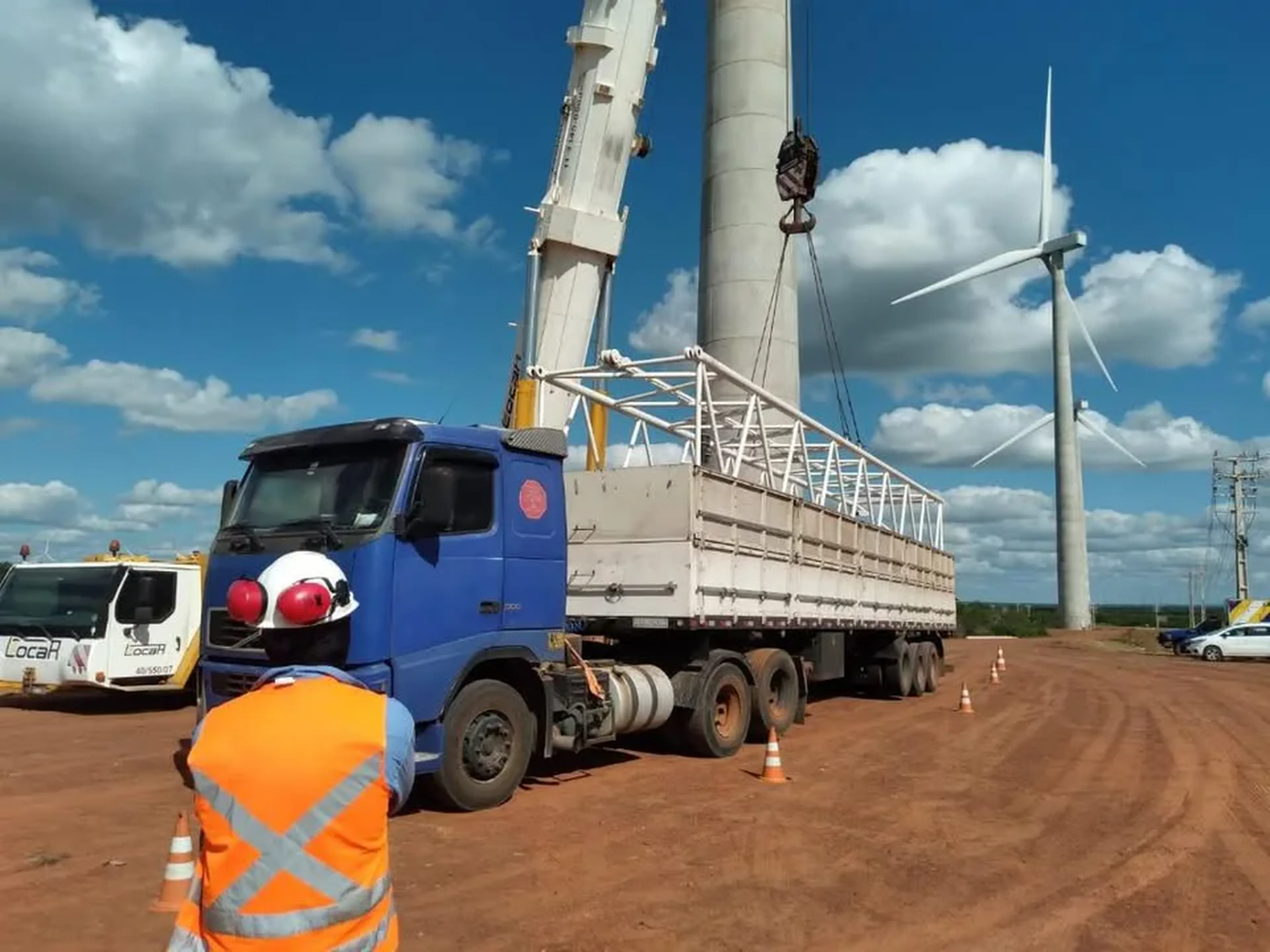 Caminhão apoiando uma operação de energia eólica em campo aberto